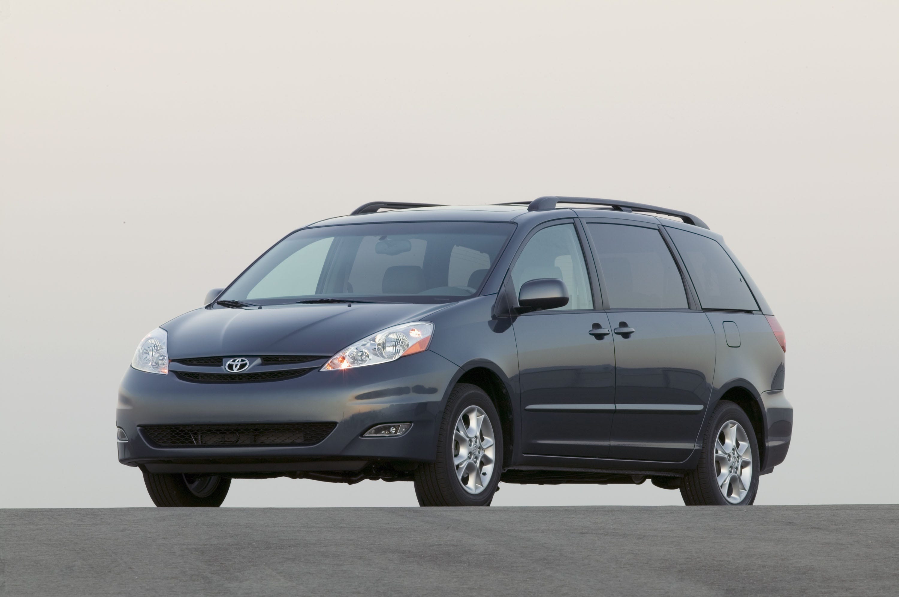 2010 toyota sienna minivan